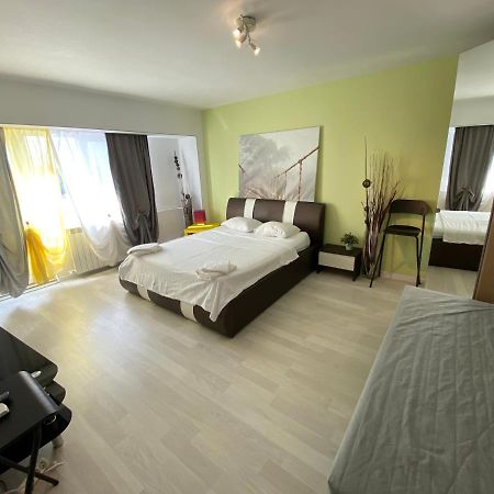 New Green Apartment Studio 1 Bukares Bagian luar foto
