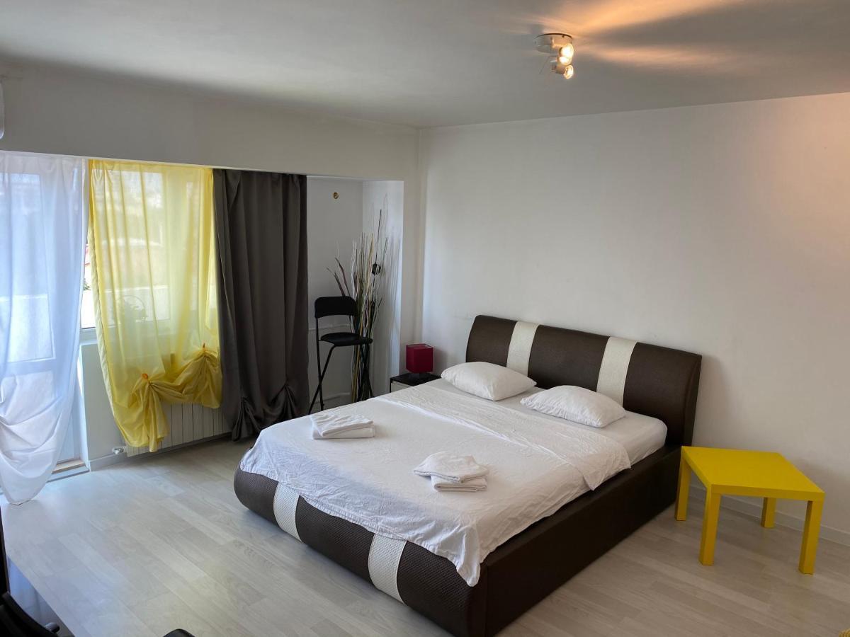 New Green Apartment Studio 1 Bukares Bagian luar foto