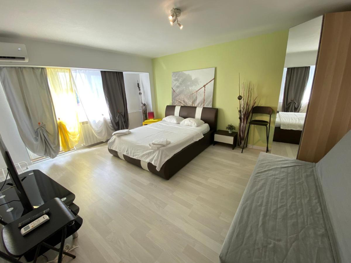 New Green Apartment Studio 1 Bukares Bagian luar foto