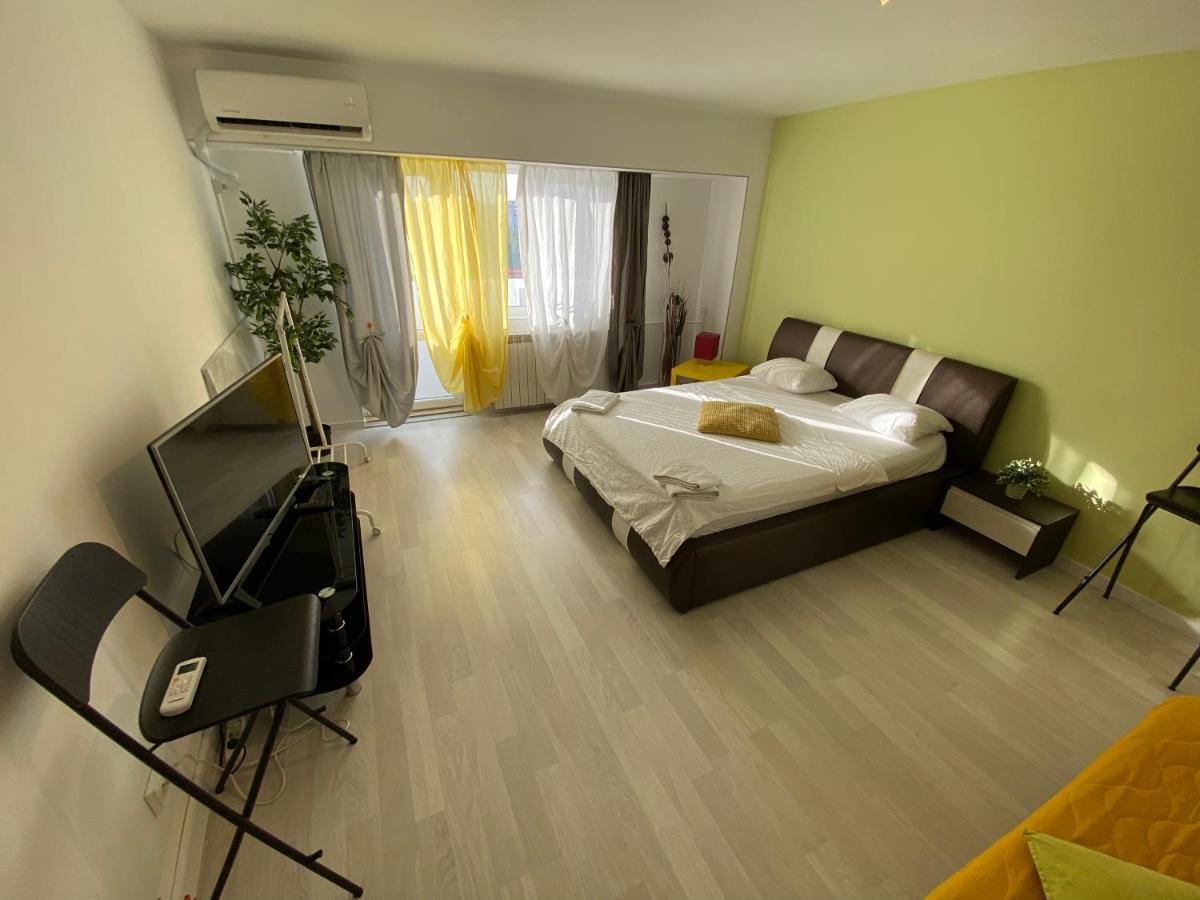 New Green Apartment Studio 1 Bukares Bagian luar foto