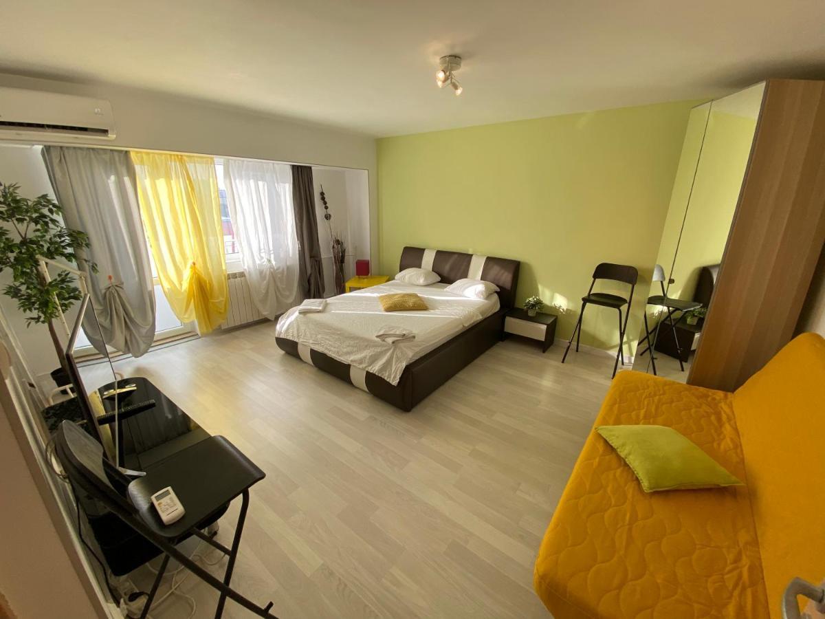 New Green Apartment Studio 1 Bukares Bagian luar foto