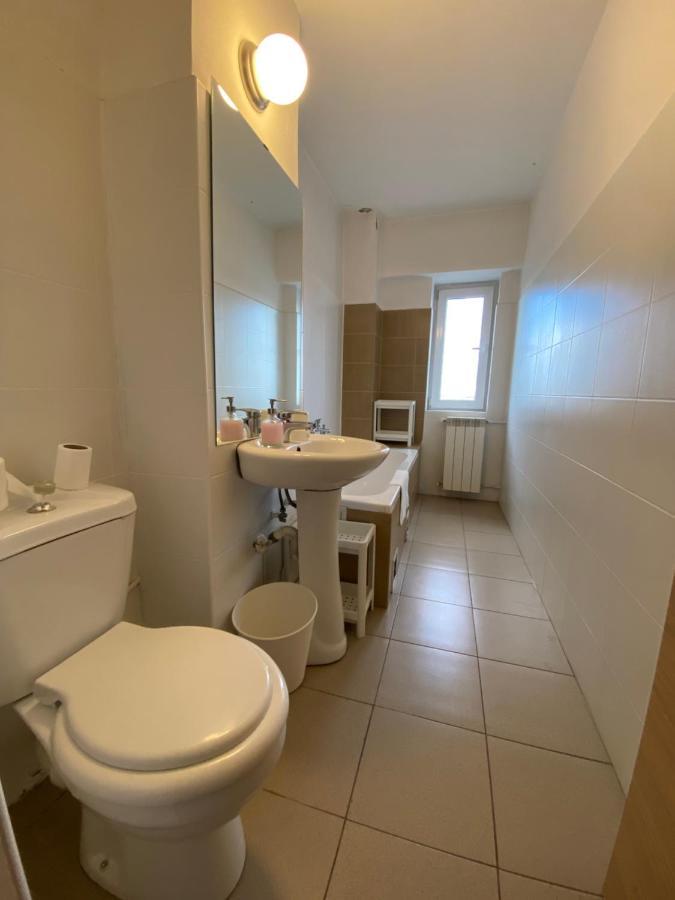 New Green Apartment Studio 1 Bukares Bagian luar foto