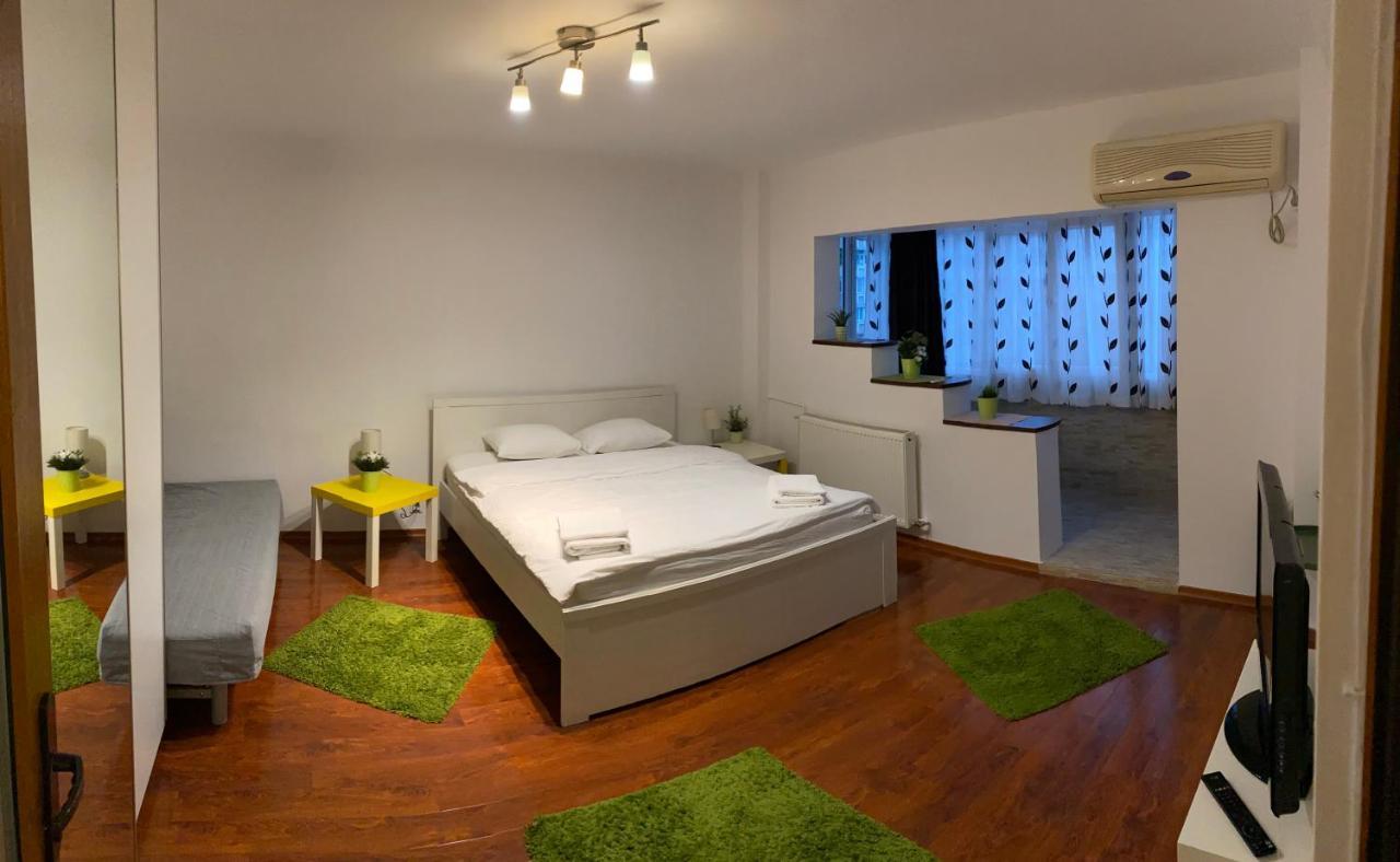 New Green Apartment Studio 1 Bukares Bagian luar foto