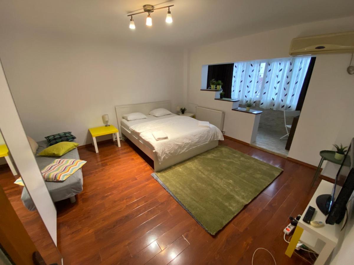 New Green Apartment Studio 1 Bukares Bagian luar foto