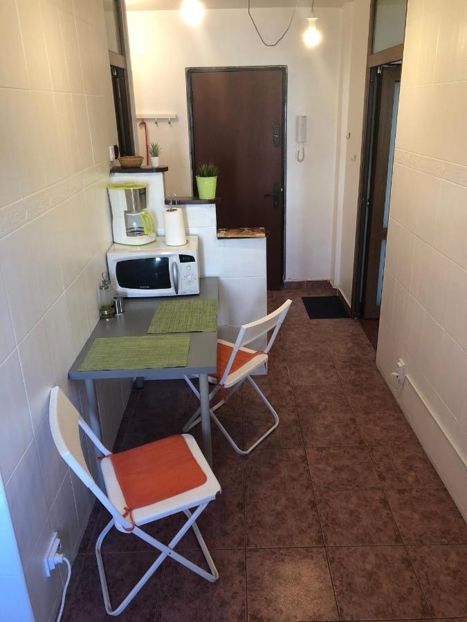 New Green Apartment Studio 1 Bukares Bagian luar foto