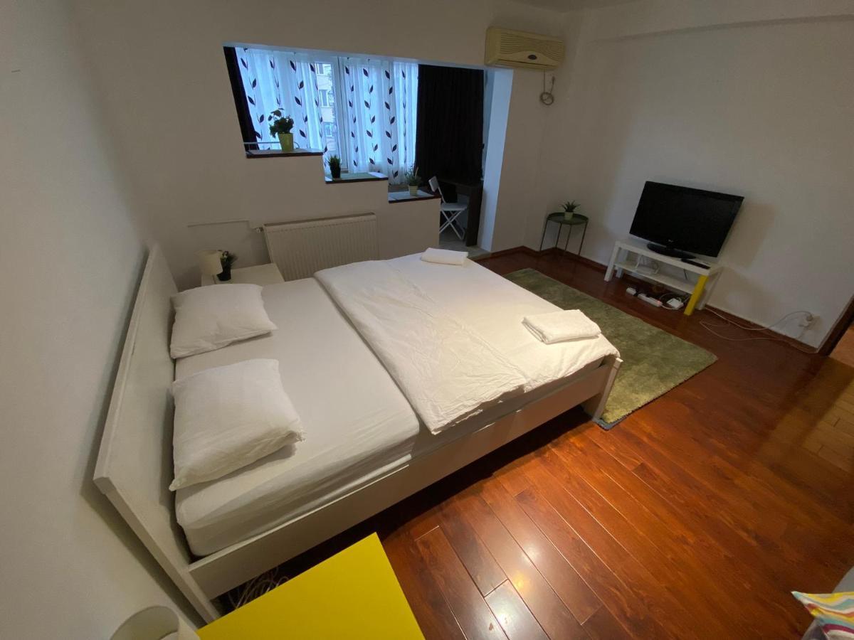 New Green Apartment Studio 1 Bukares Bagian luar foto