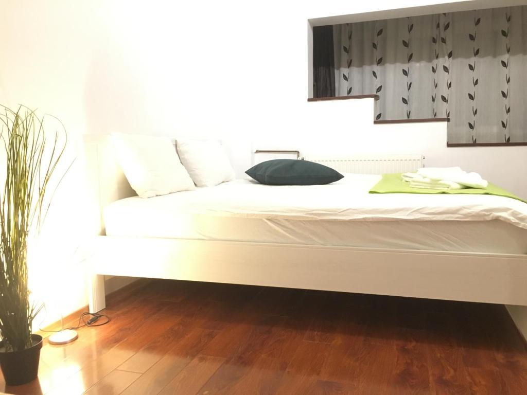 New Green Apartment Studio 1 Bukares Bagian luar foto