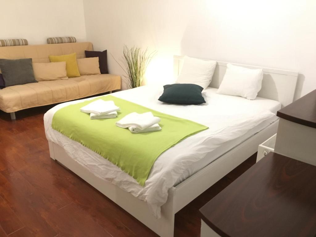 New Green Apartment Studio 1 Bukares Bagian luar foto