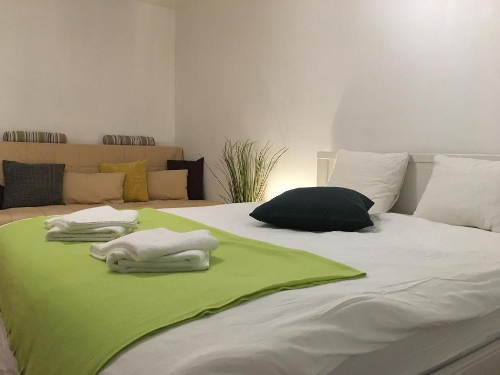 New Green Apartment Studio 1 Bukares Bagian luar foto