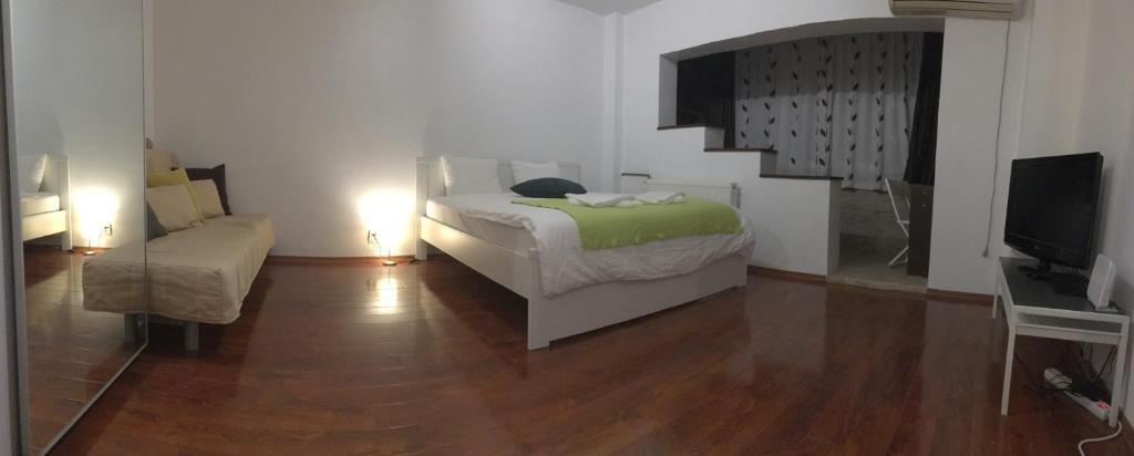 New Green Apartment Studio 1 Bukares Bagian luar foto