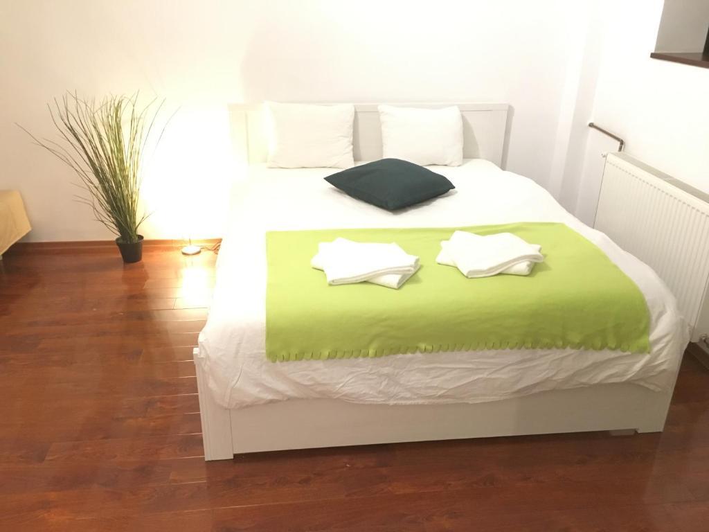 New Green Apartment Studio 1 Bukares Bagian luar foto