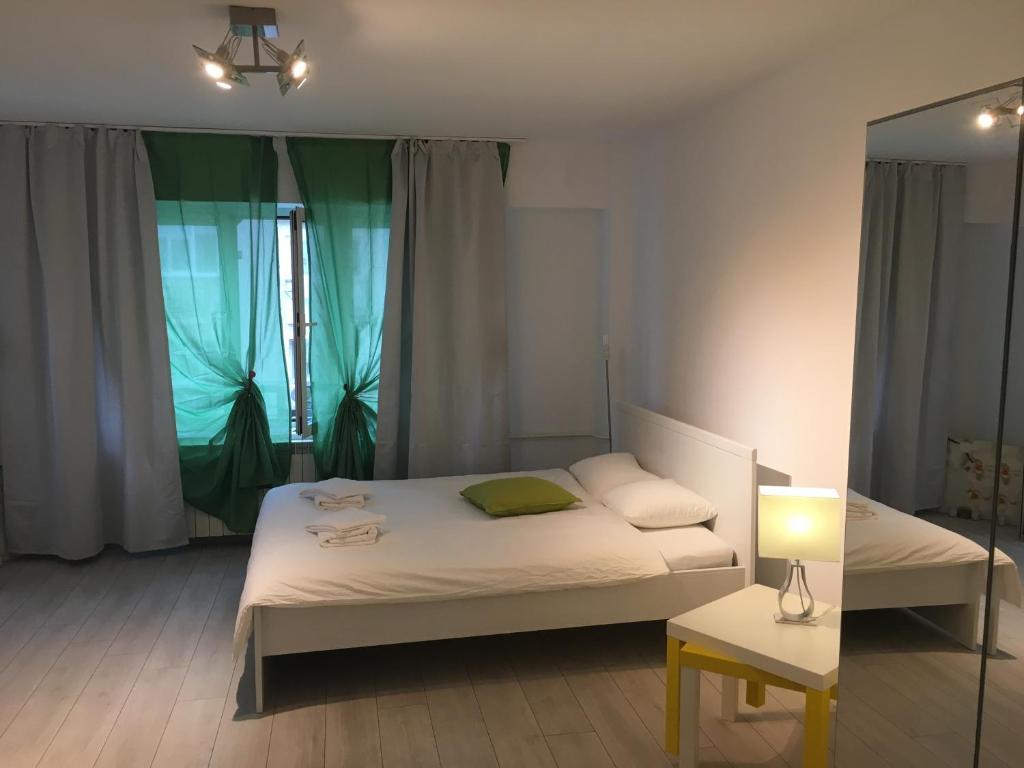 New Green Apartment Studio 1 Bukares Bagian luar foto