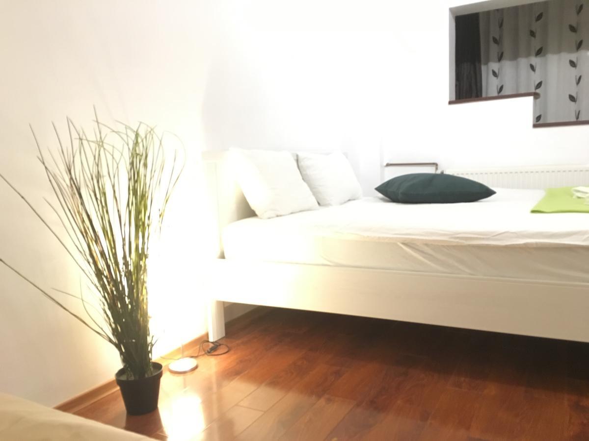 New Green Apartment Studio 1 Bukares Bagian luar foto